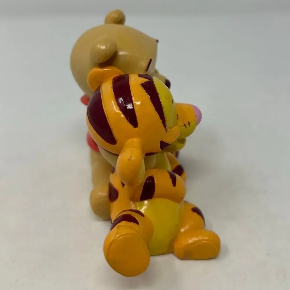DecoPak Inc. Disney Baby Winnie the Pooh Hugging Baby Tigger the‎ Tiger Figurine
